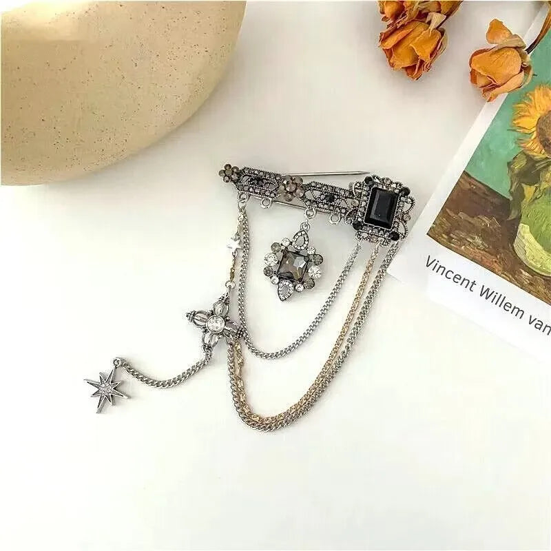 Vintage Fashion Black Crystal Sparkling Rhinestone Brooch Creative Lapel Pin Medieval Design Long Chain Brooches Autumn Winter