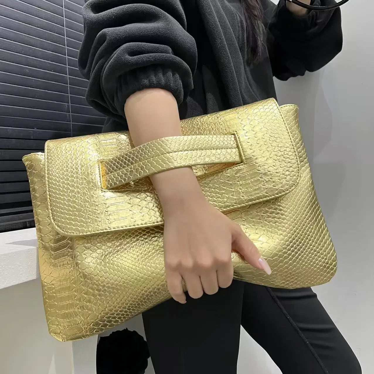 Ladies' fashionable retro coarse snake pattern handbag with high capacity and detachable shoulder strap shoulder bag