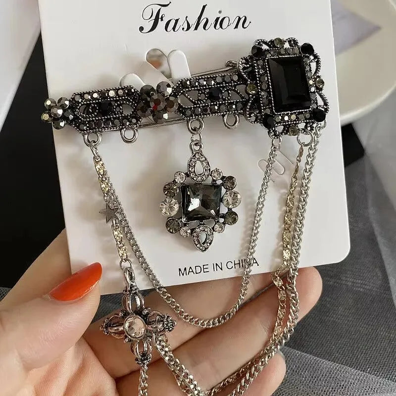 Vintage Fashion Black Crystal Sparkling Rhinestone Brooch Creative Lapel Pin Medieval Design Long Chain Brooches Autumn Winter