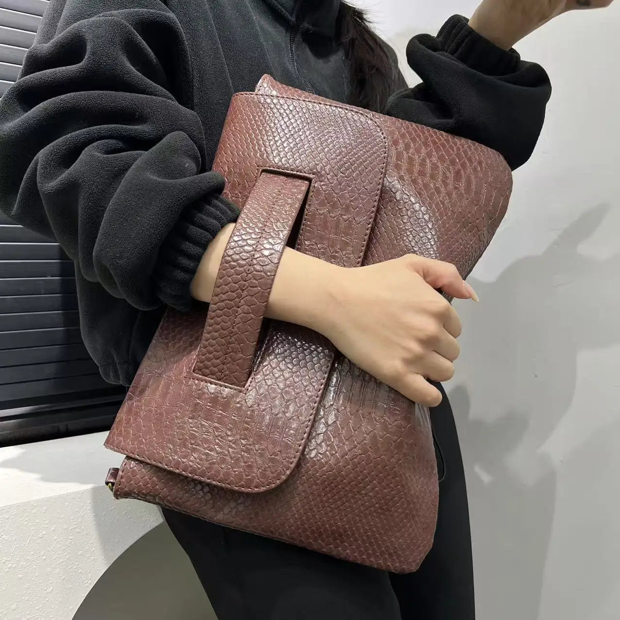 Ladies' fashionable retro coarse snake pattern handbag with high capacity and detachable shoulder strap shoulder bag