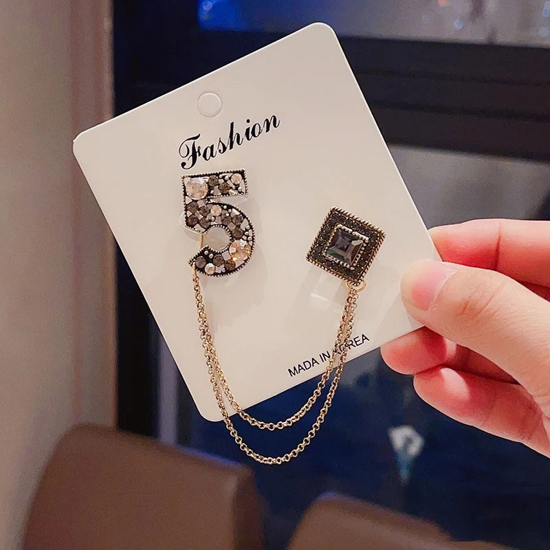 Vintage Fashion Black Crystal Sparkling Rhinestone Brooch Creative Lapel Pin Medieval Design Long Chain Brooches Autumn Winter