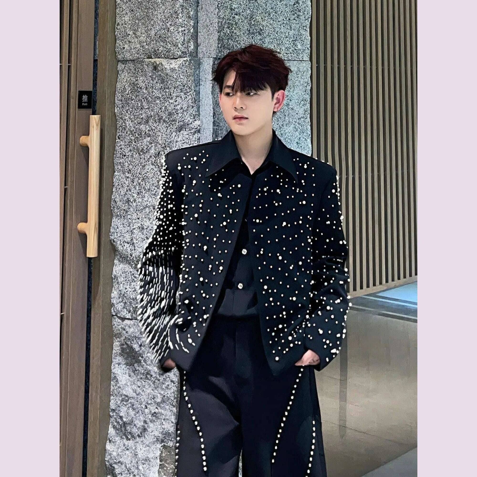 Men's 2025 Spring New Black Short Blazers Men's Niche Pearl Design Trendy High-end Tailored Coats Male Collarless Suit Jackets