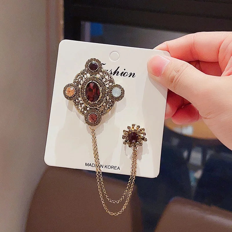 Vintage Fashion Black Crystal Sparkling Rhinestone Brooch Creative Lapel Pin Medieval Design Long Chain Brooches Autumn Winter