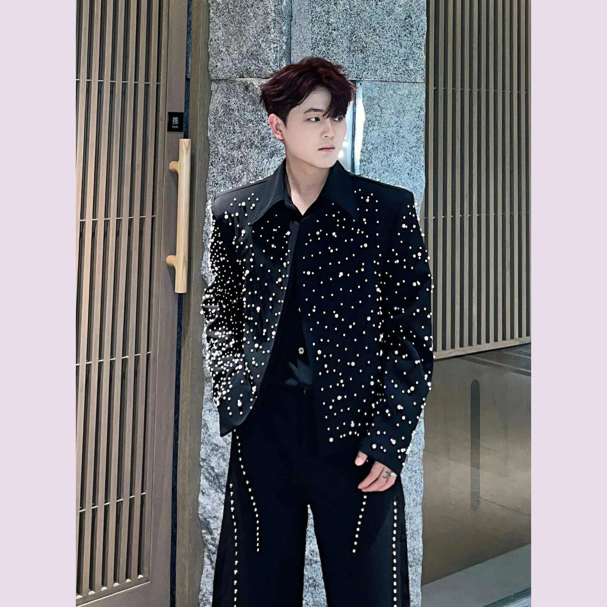 Men's 2025 Spring New Black Short Blazers Men's Niche Pearl Design Trendy High-end Tailored Coats Male Collarless Suit Jackets