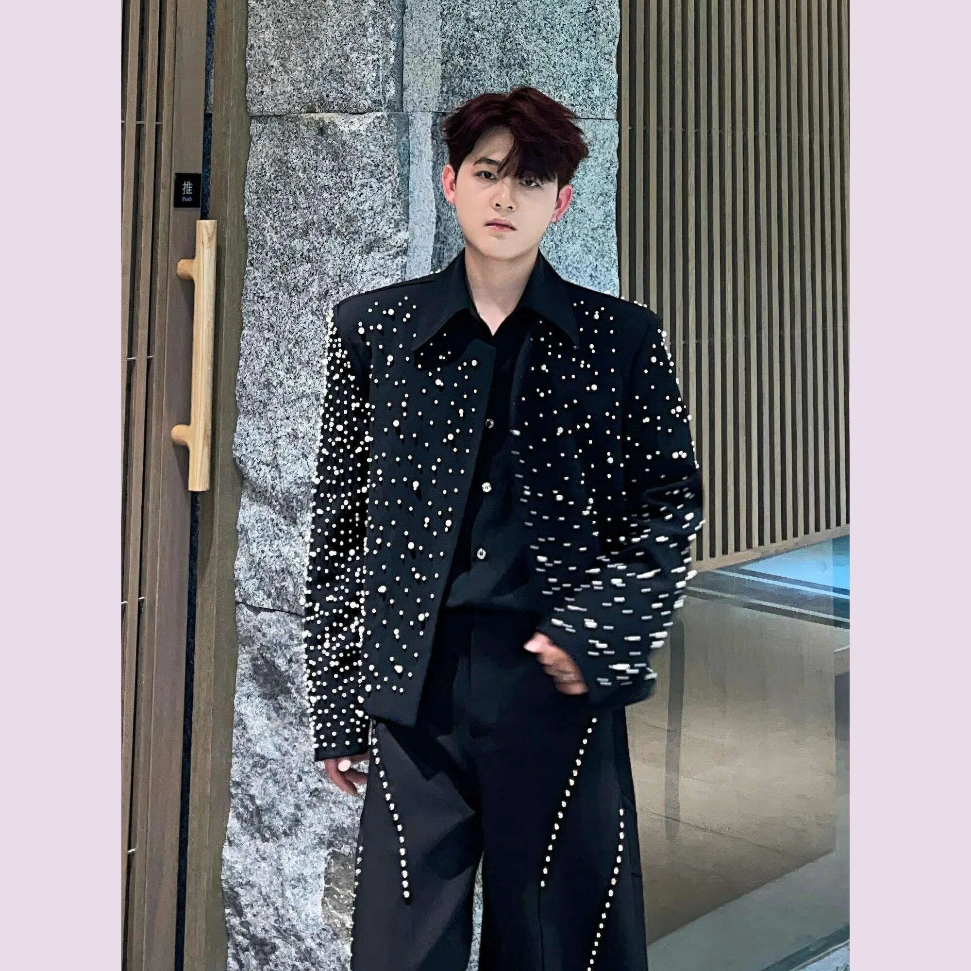 Men's 2025 Spring New Black Short Blazers Men's Niche Pearl Design Trendy High-end Tailored Coats Male Collarless Suit Jackets