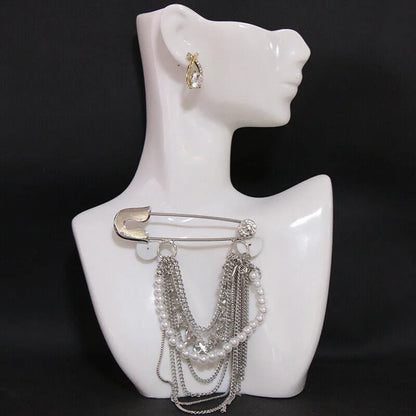 Vintage Fashion Black Crystal Sparkling Rhinestone Brooch Creative Lapel Pin Medieval Design Long Chain Brooches Autumn Winter