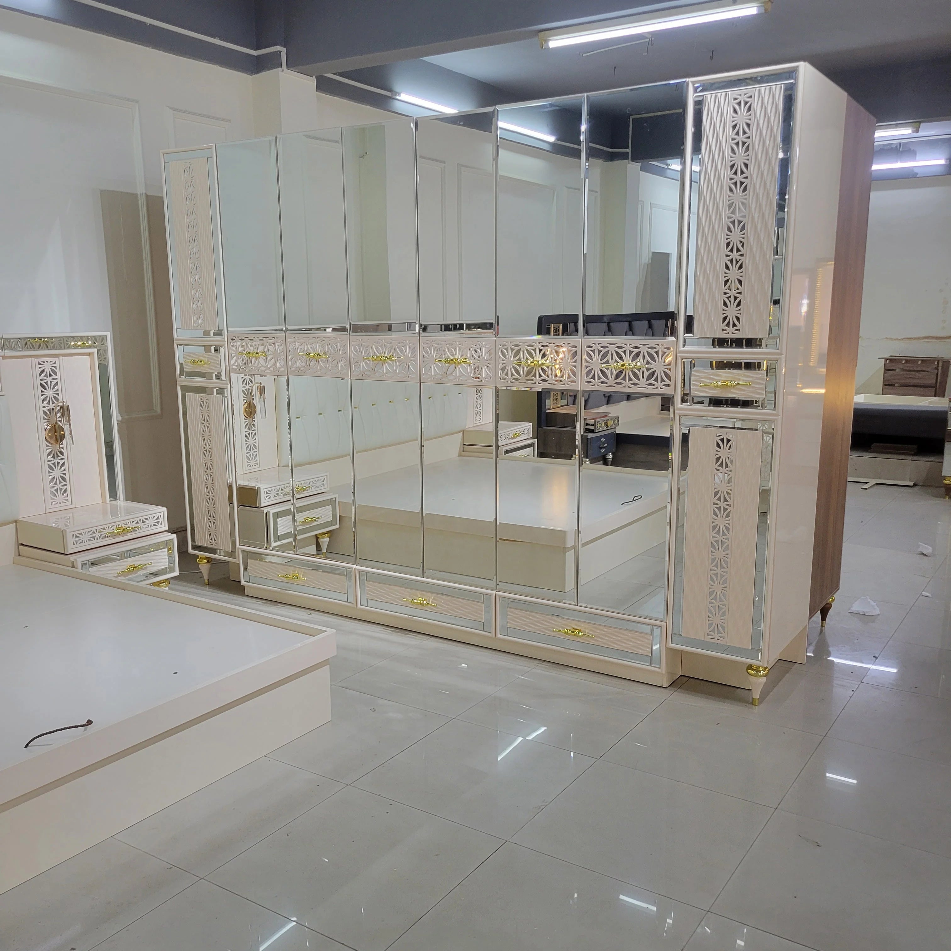 A High Gloss MDF White Painted Wood Bedroom Set Custom Modern Home Hotel Furniture with King Bed and Storage