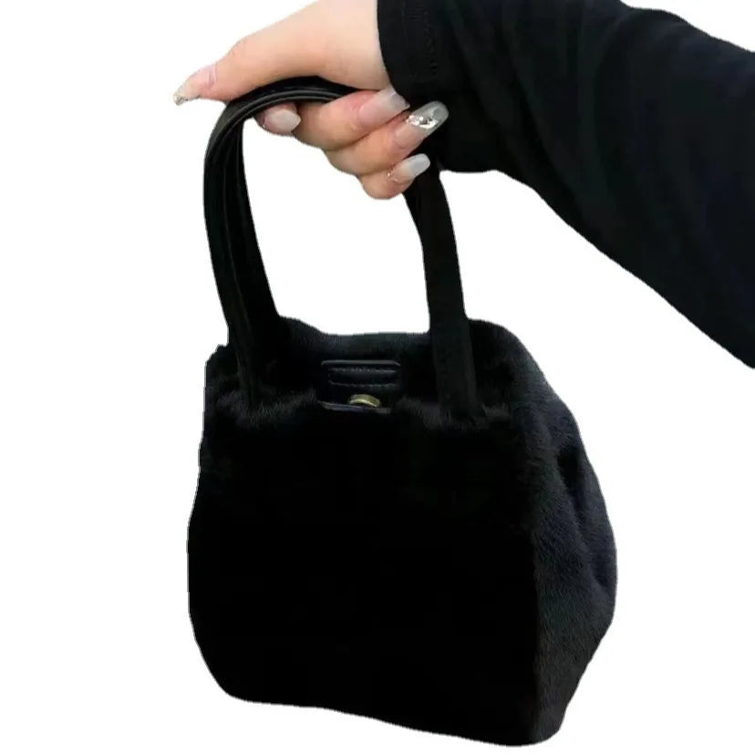 2025 new khaki plush bag hand-held bucket bag women's Korean style commuting small bag fashionable and versatile fur shoulder ba