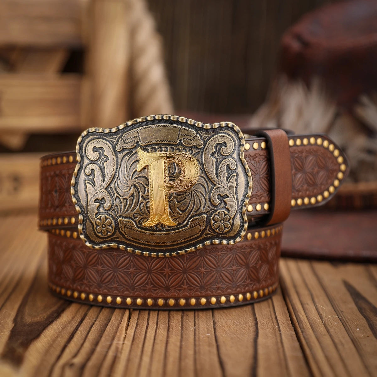 A Western-style PU leather belt for both men and women, a classic and casual retro belt