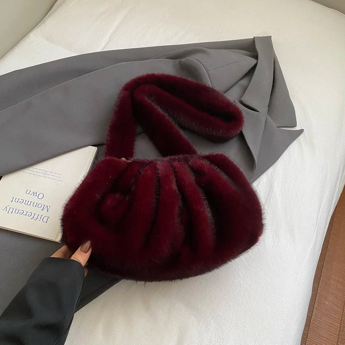 Fashionable Wrinkled Cloud Bag Soft Faux Fur Small Shoulder Bags for Women 2026 Winter Trend Korean Plush Handbags Crossbody Bag
