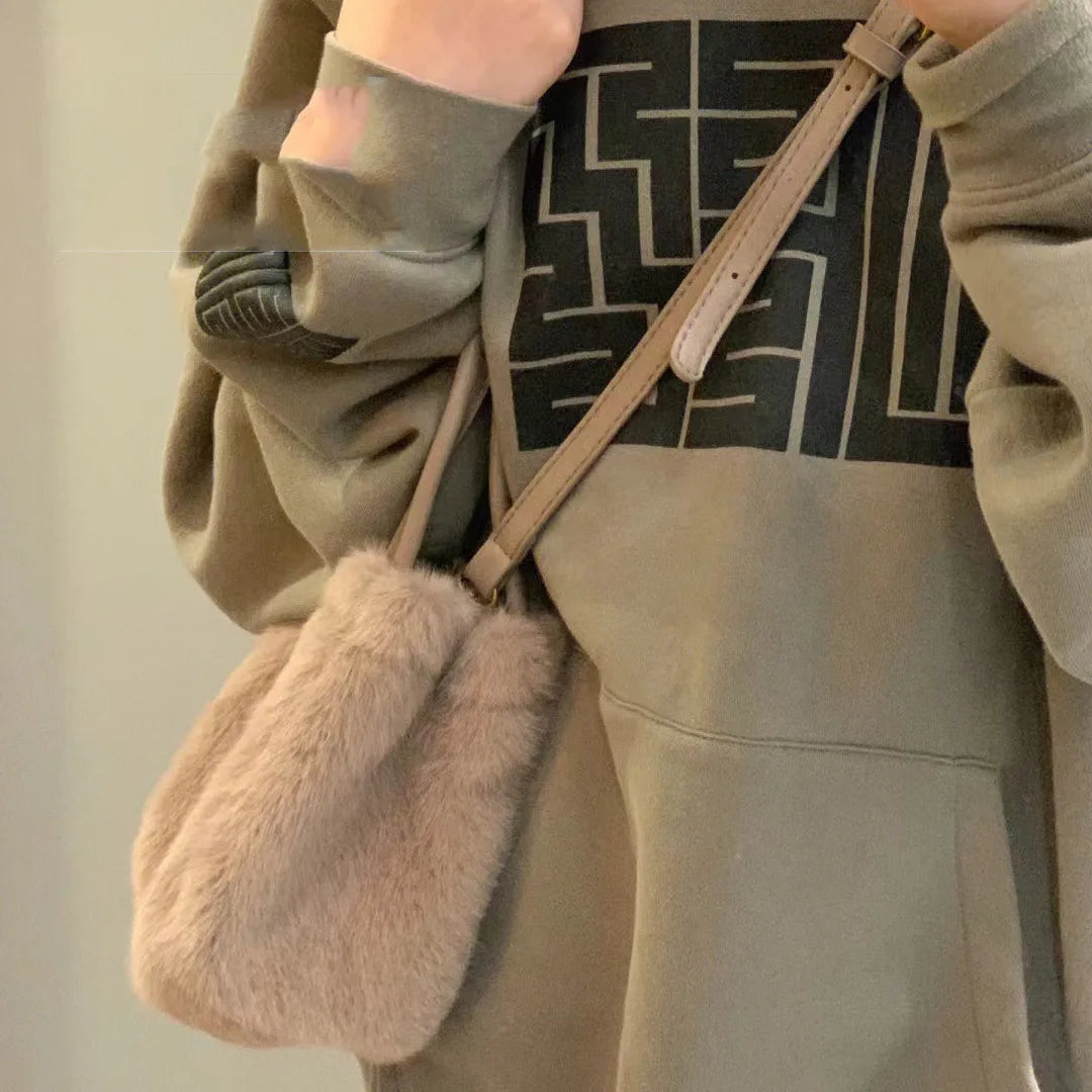 2025 new khaki plush bag hand-held bucket bag women's Korean style commuting small bag fashionable and versatile fur shoulder ba